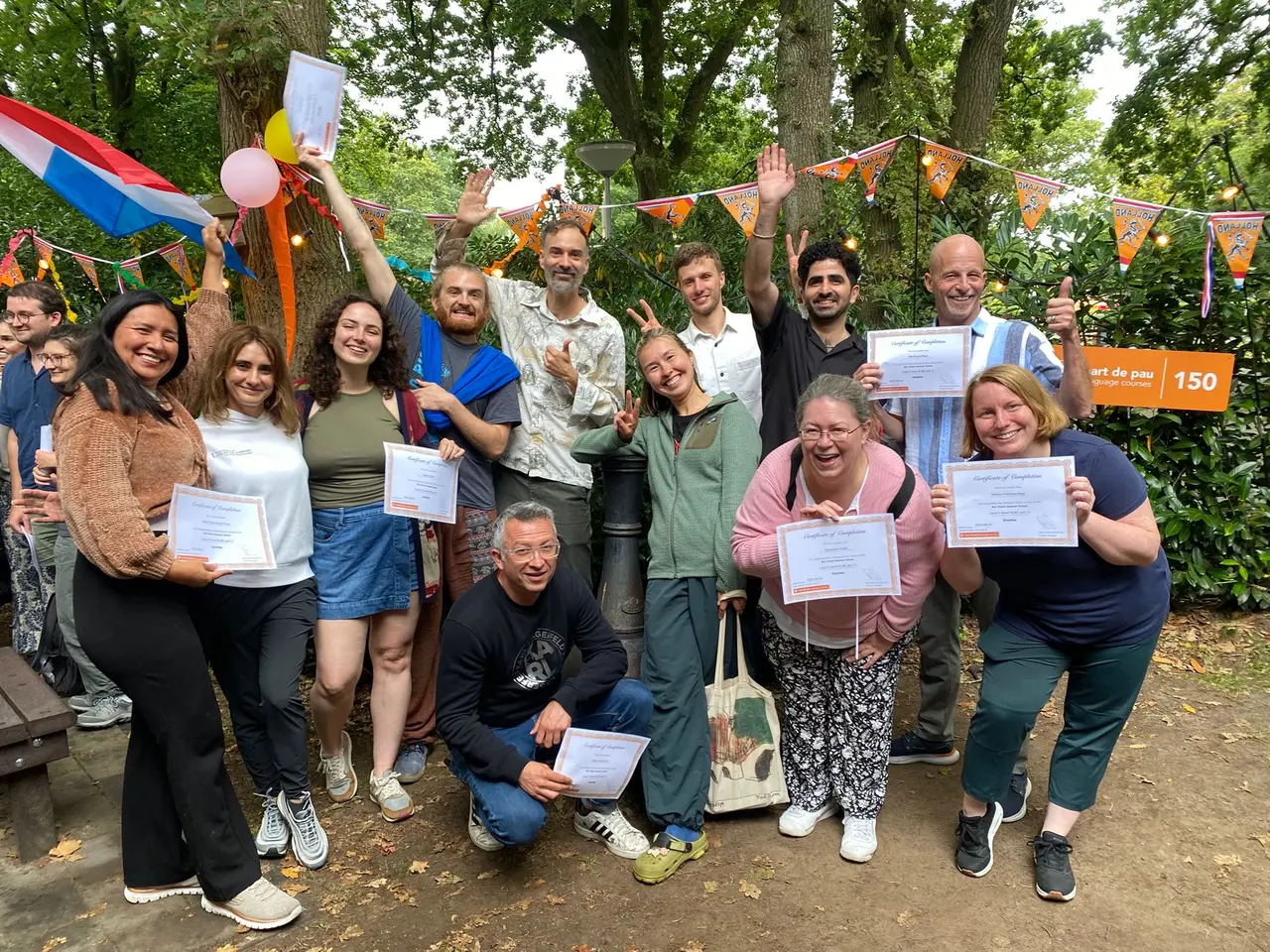Hamidreza Amiri met een certificaat na een cursus Nederlands