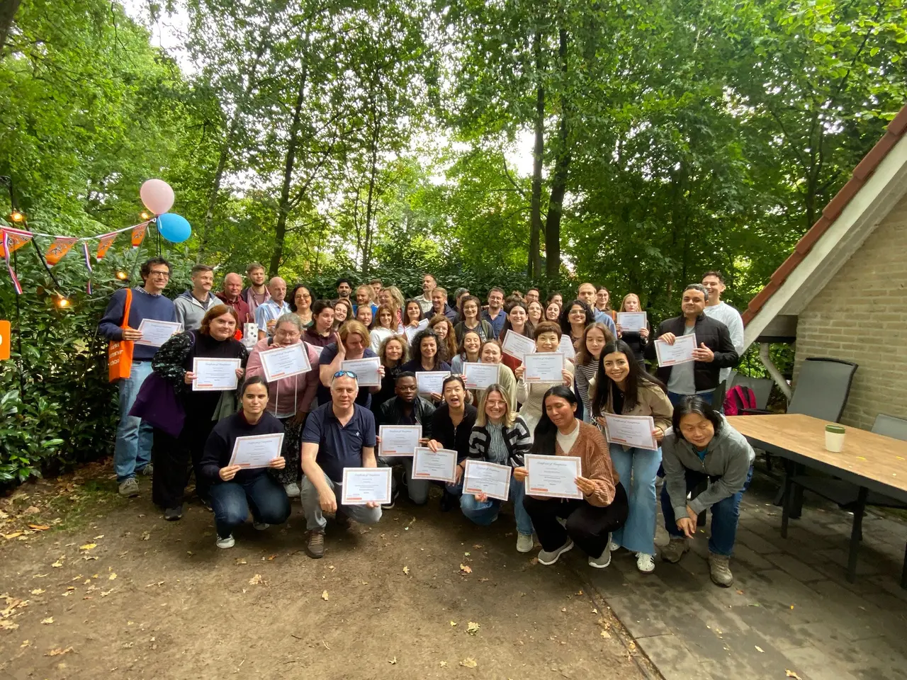 Hamidreza Amiri met andere deelnemers aan een cursus Nederlands