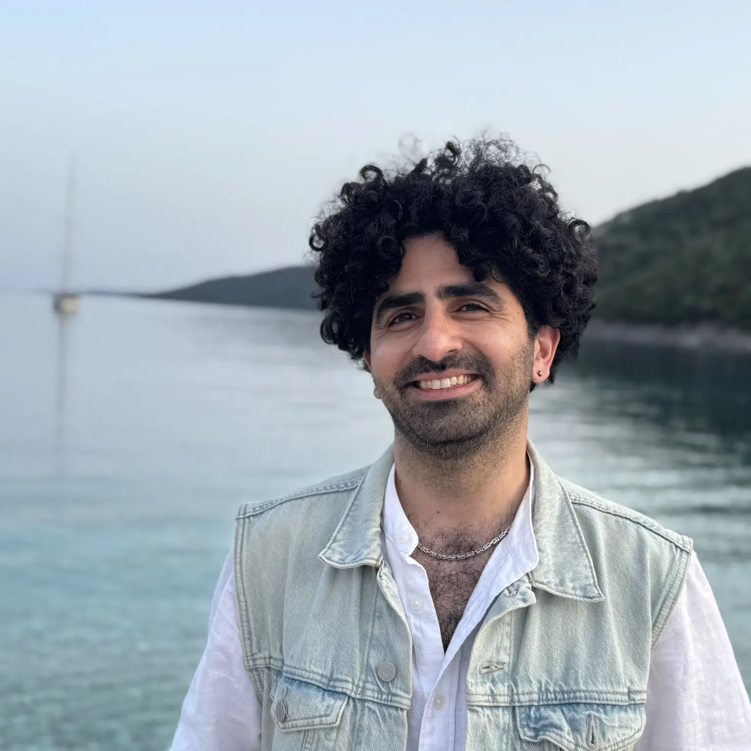Hamidreza Amiri travelling beside the sea and mountains